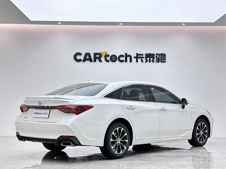 Photo 5 - Toyota Avalon