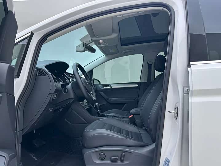 Фото 7 - Volkswagen Touran L