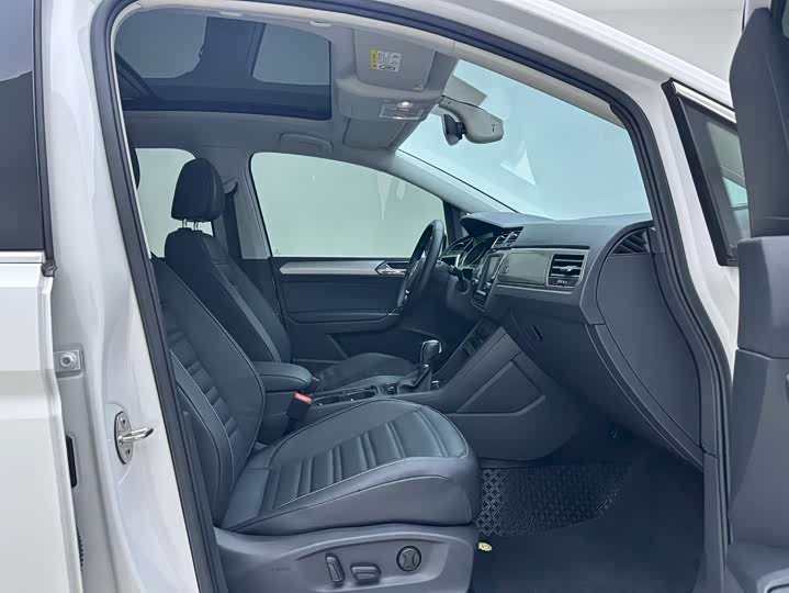 Фото 8 - Volkswagen Touran L