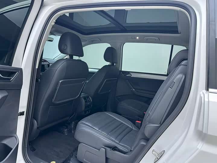 Фото 9 - Volkswagen Touran L