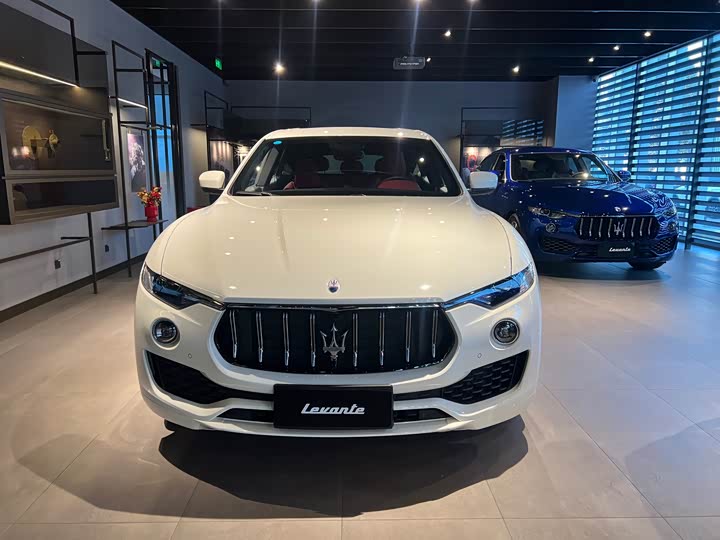 Фото 2 - Maserati Levante