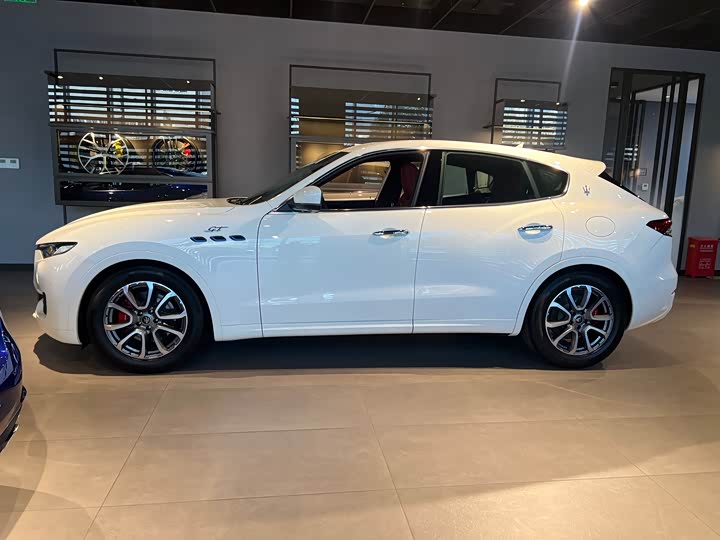 Фото 3 - Maserati Levante