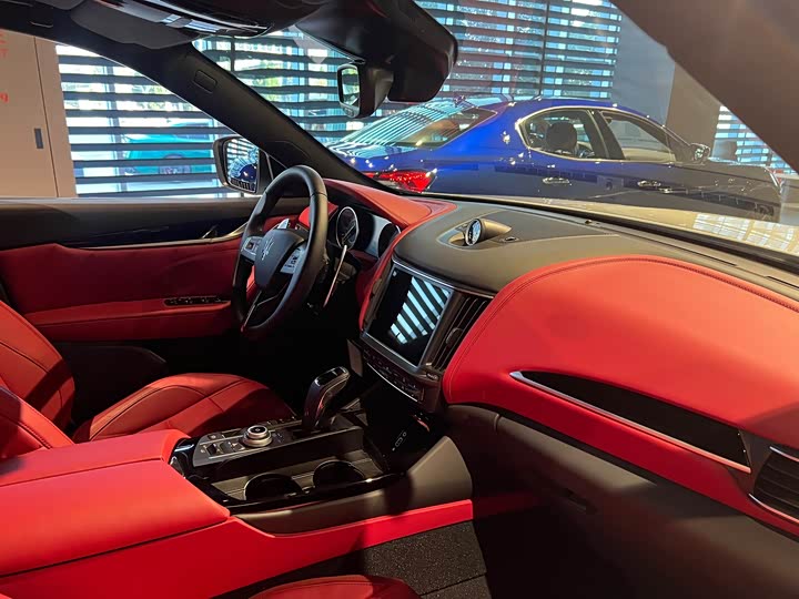 Фото 7 - Maserati Levante