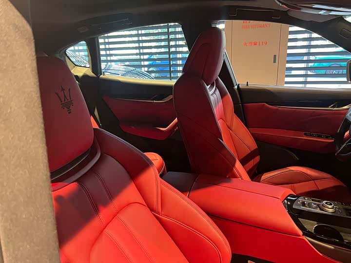 Фото 8 - Maserati Levante