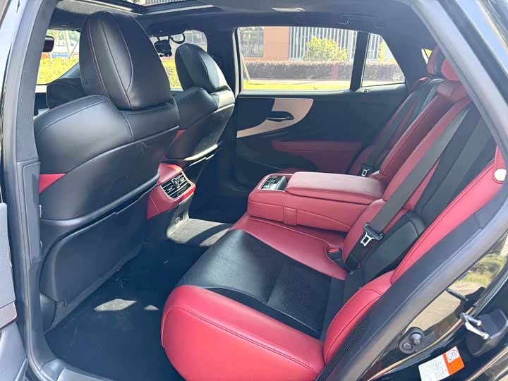 Фото 8 - Lexus LS