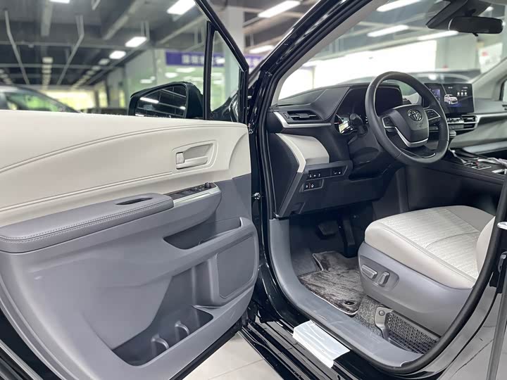 Фото 4 - Toyota Sienna