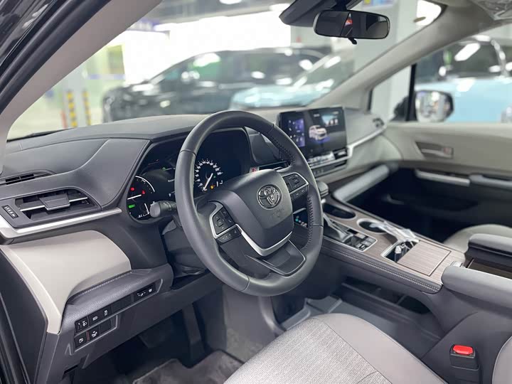 Фото 5 - Toyota Sienna