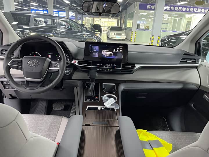 Фото 8 - Toyota Sienna