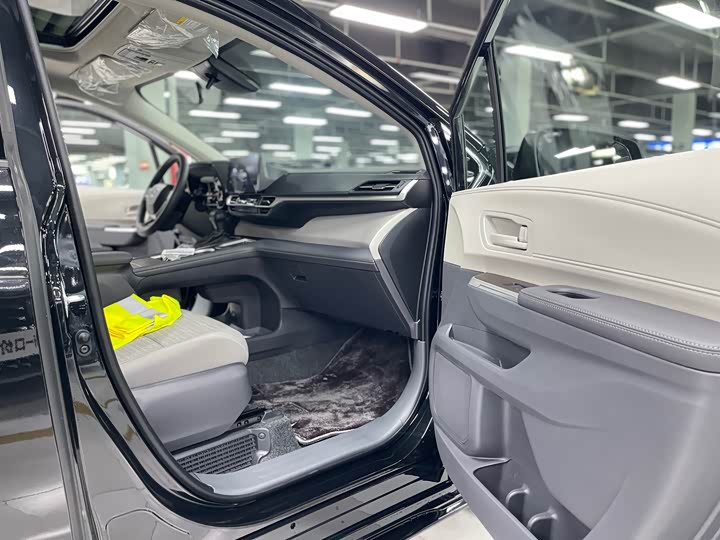 Фото 9 - Toyota Sienna