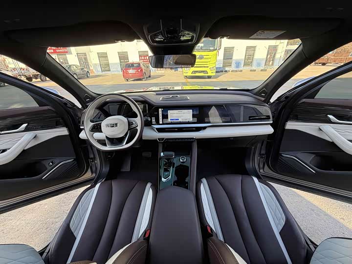 Фото 8 - Geely Monjaro