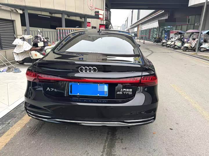 Фото 8 - Audi A7L