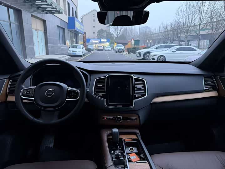 Фото 8 - Volvo XC90