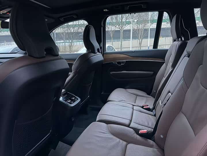 Фото 9 - Volvo XC90