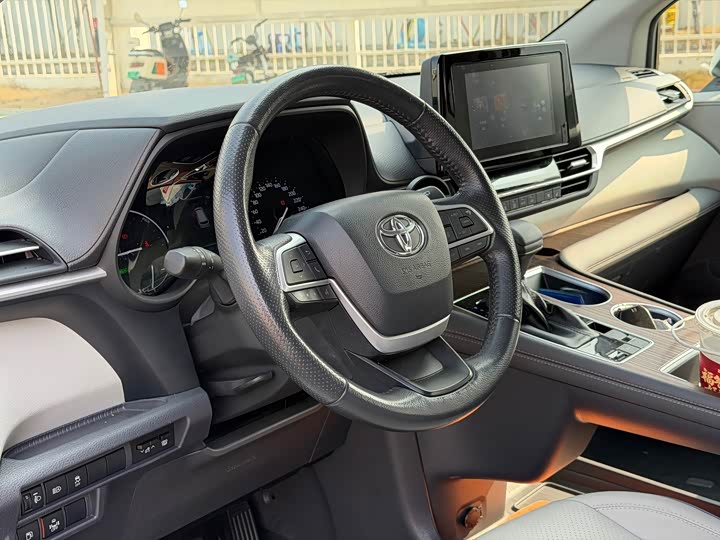 Фото 8 - Toyota Sienna