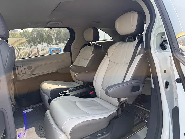 Фото 9 - Toyota Sienna