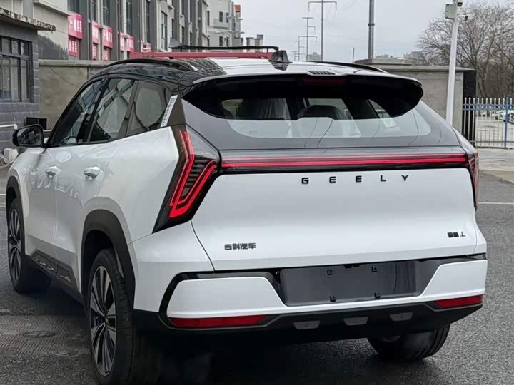 Фото 2 - Geely Atlas L