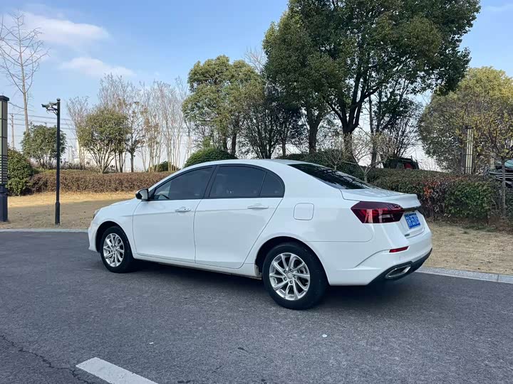 Фото 7 - Geely Emgrand