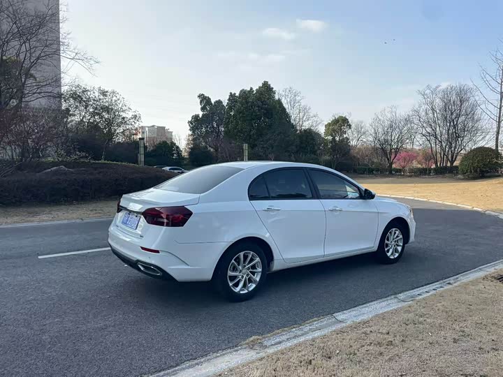 Фото 9 - Geely Emgrand