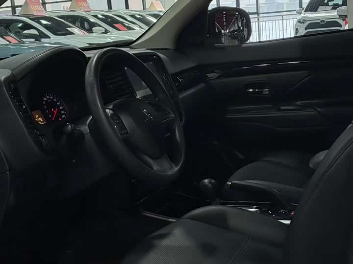 Фото 4 - Mitsubishi Outlander