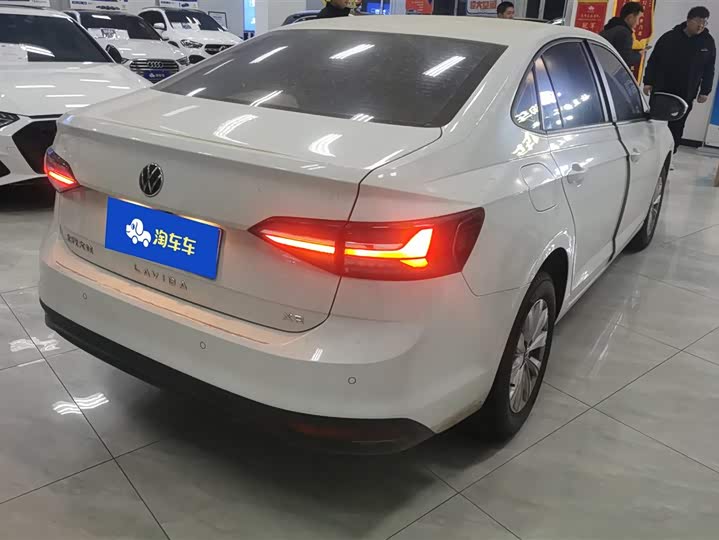 Photo 3 - Volkswagen Lavida