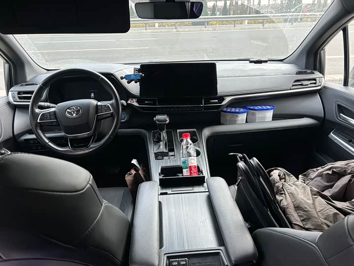 Фото 9 - Toyota Sienna