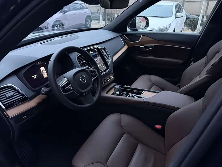 Фото 7 - Volvo XC90