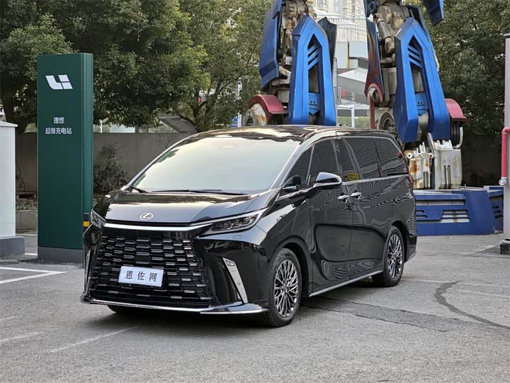 Фото 1 - Lexus LM