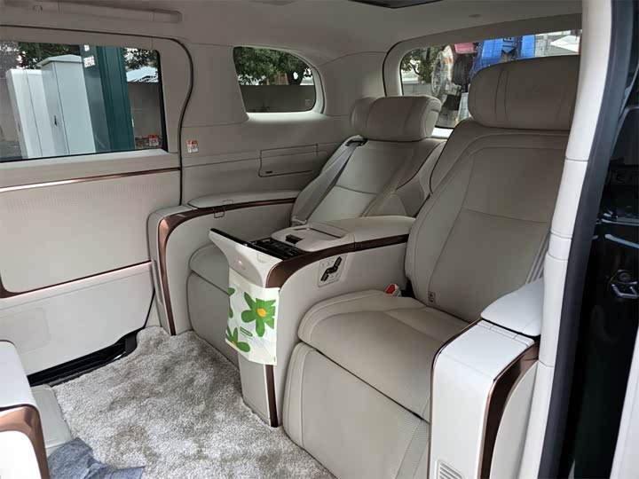 Фото 8 - Lexus LM