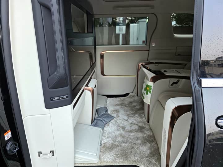 Фото 9 - Lexus LM