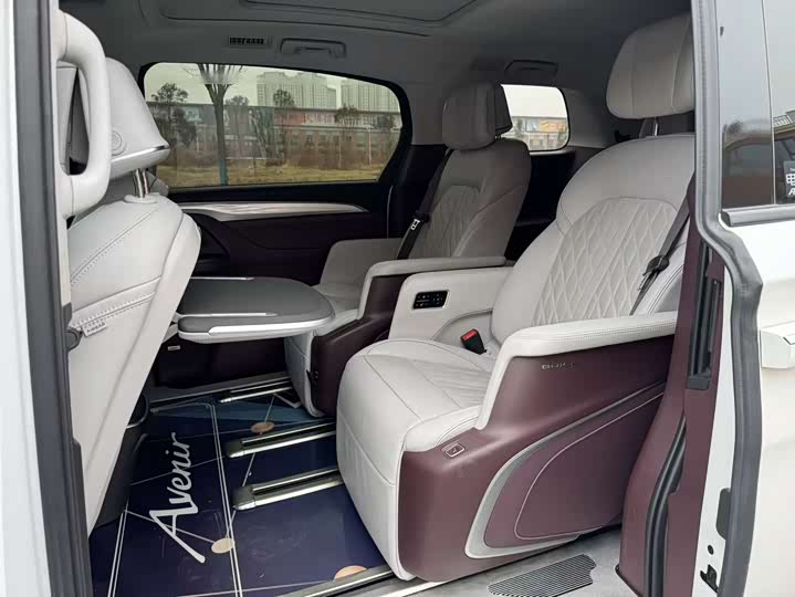 Photo 6 - Buick GL8 ES