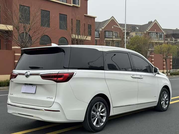 Photo 7 - Buick GL8 ES