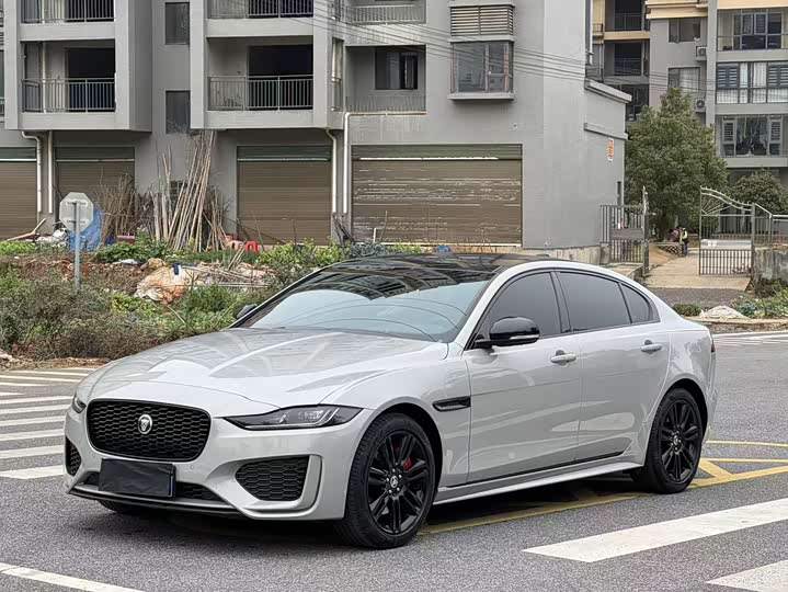 Фото 1 - Jaguar XE L