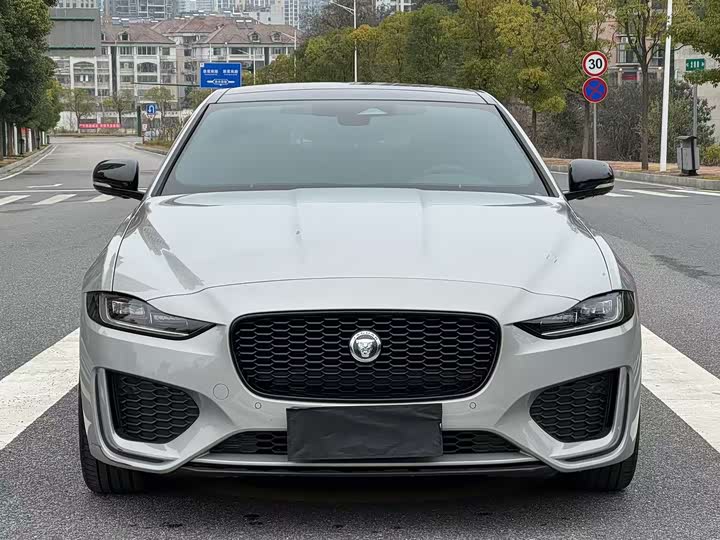 Фото 2 - Jaguar XE L