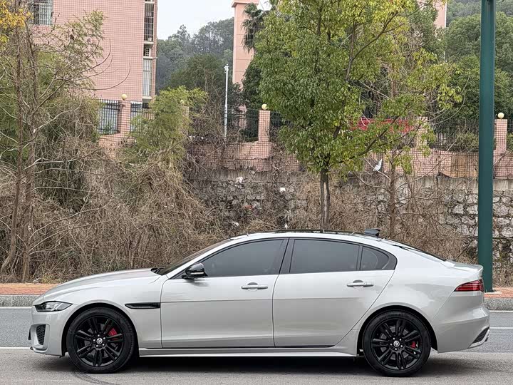 Фото 7 - Jaguar XE L