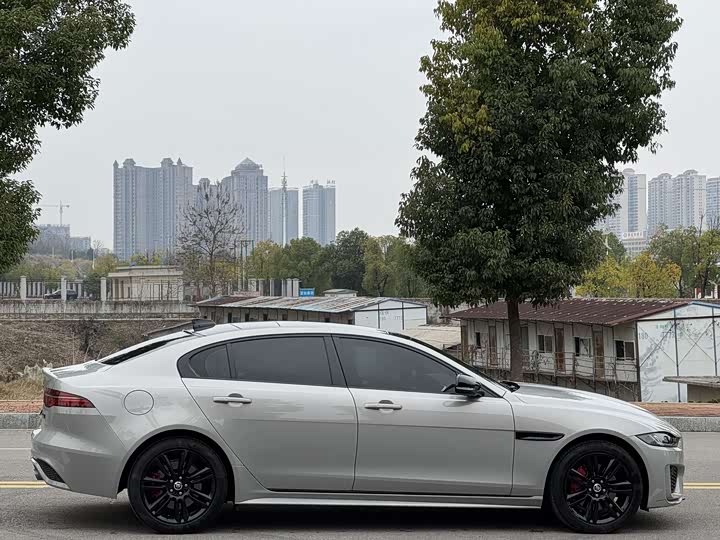 Фото 8 - Jaguar XE L