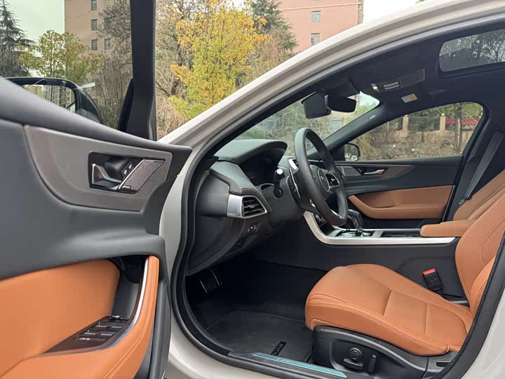 Фото 9 - Jaguar XE L