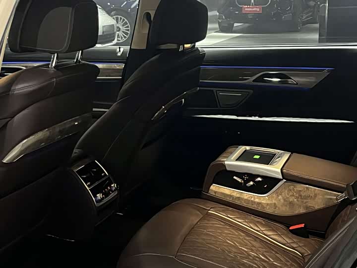 Фото 4 - BMW 7 Series