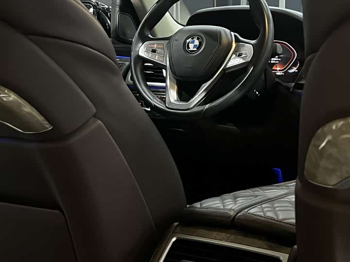 Фото 9 - BMW 7 Series