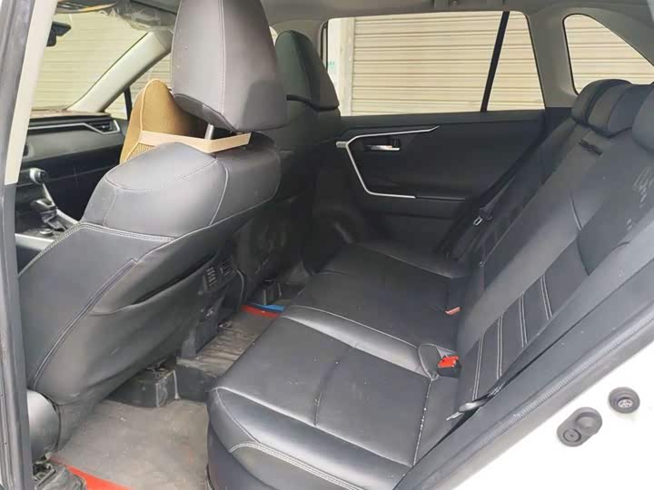 Фото 8 - Toyota RAV4