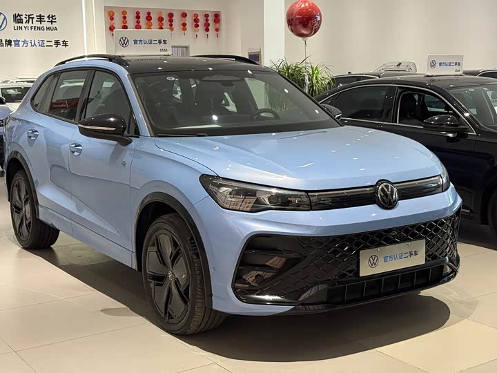 Photo 3 - Volkswagen Tiguan L Pro