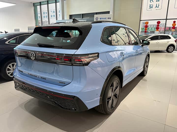 Photo 4 - Volkswagen Tiguan L Pro