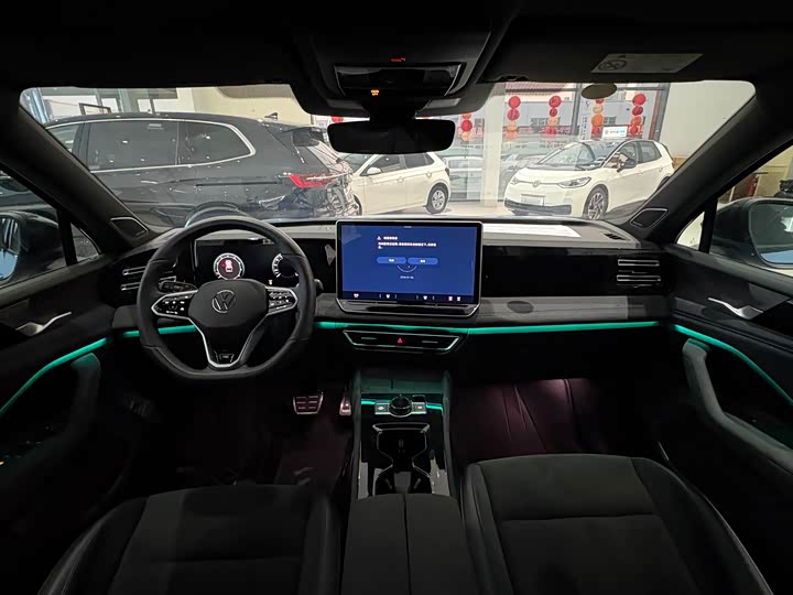 Photo 8 - Volkswagen Tiguan L Pro