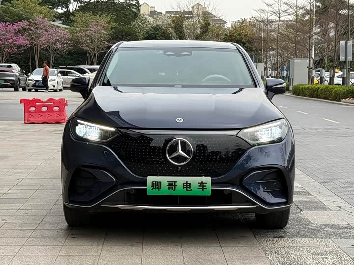 Photo 2 - Mercedes-Benz EQE SUV