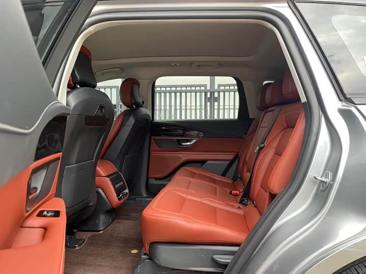 Фото 7 - Lincoln Nautilus