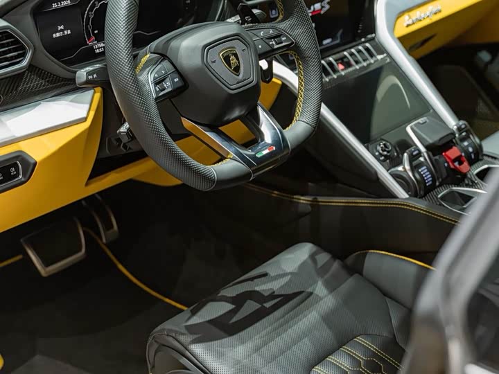 Фото 2 - Lamborghini Urus