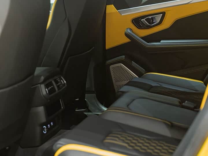Фото 8 - Lamborghini Urus