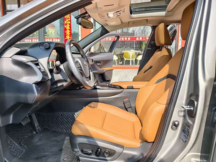 Фото 3 - Lexus UX