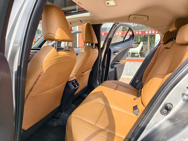 Фото 4 - Lexus UX