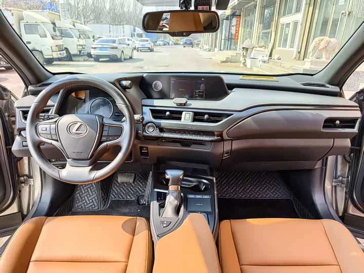 Фото 5 - Lexus UX