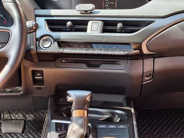 Фото 6 - Lexus UX